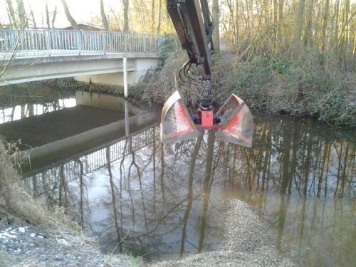 Wichtig ist die Ausrichtung des Unterwasserteils leicht gegen die Strömung - Entlastung und Schutz des Ufers.
