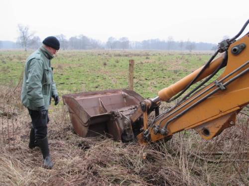 Wichtig ist selbstverständlich geeignetes Gerät, z.B. diese schicke Schaufel. Sie legt den Kies auch auf der gegenüberliegende Uferseite richtig ab.