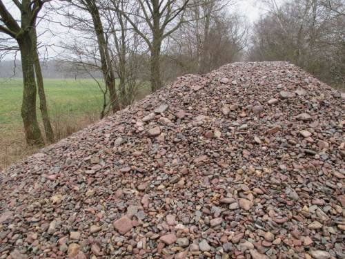 Überraschung beim Wegfahren. Der Kies war "auf dem Weg abzuschütten" bestellt. - Schlecht, wenn man von "hinten in der Sackgasse" kommt ...