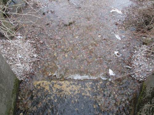 DARUM stelle ich mich so an! Wo Wasser von Hartem kommend auf "Weiches" trifft, gibt es eine fortschreitende Erosion. Die Verfüllung hat für springende Fische den Anlaufraum beseitigt. Hier werden sie nun wie der Ochs vorm Tor - wie zuvor - demnächst stehen.