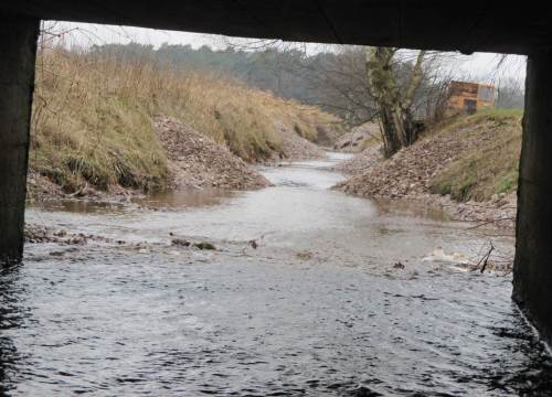 Durchblick, nicht Durchgängigkeit - eine schräge Angelegenheit. Hoffen wir mal auf die Zukunft mit an der Einengung abwärts kommender weiterer Sohlaufhöhung.