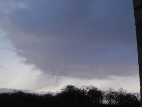 Bei klarem Himmel bretterte eine große, dunkle Wolke heran - dummerweise leckte die.