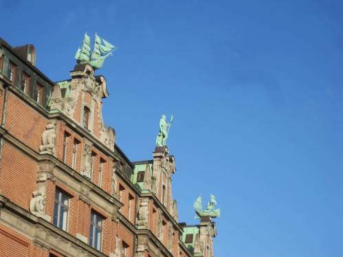 Normaler Weise sehe ich diese Handelsschiffe so. Das ist in Hamburg, gleich neben dem alten Rathaus.