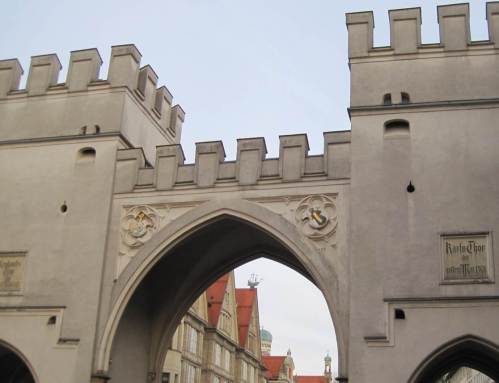 Sieben Stunden Zugfahrt liegen hinter mir, wir wollen uns umsehen. Und was sehe ich? Schiffe am Himmel! Wo bin ich gelandet?