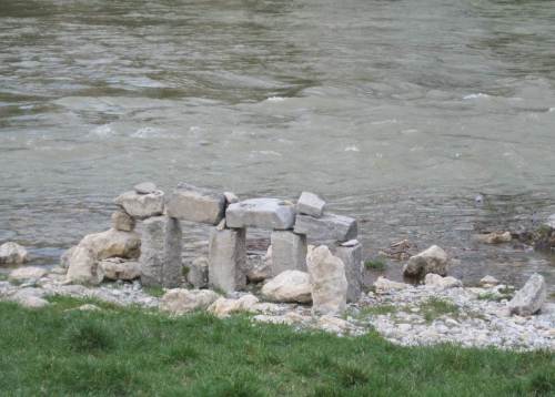 Mysterium Wasser - da wundert man sich über den plötzlichen Anblick von Stonehenge nicht.