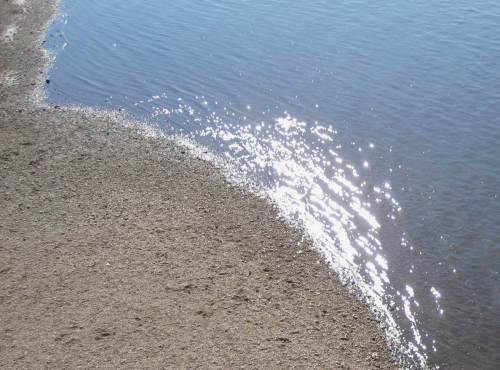 Dachte ich angesichts der Himmel-Schiffe in München noch an Hamburg - hier liegt der Gedanke nah, blicke ich doch auf sonnenbeschienene Elbe-Kiesel.