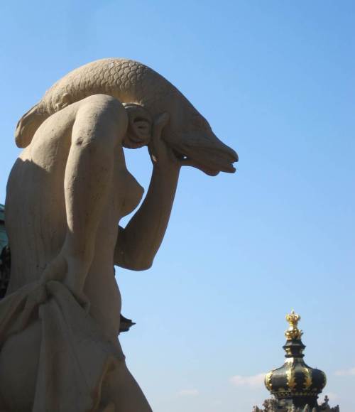 Wie historisch belegt ist, war er allerdings weniger am Hecht, als an seiner Trägerin interessiert.