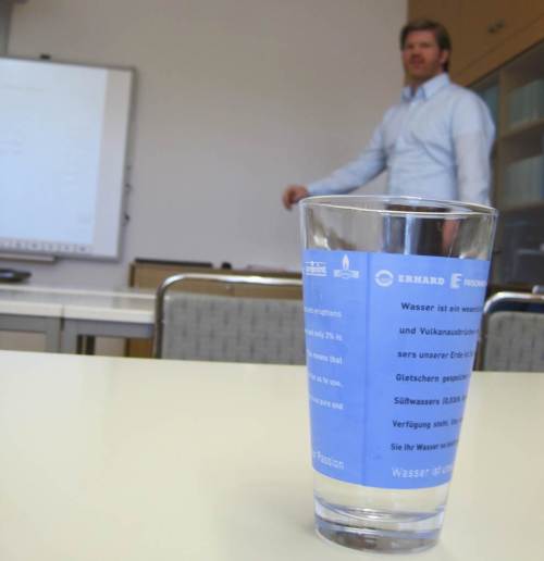 Und da ist schon unser Wissenschaftler, taucht als Schemen aus dem Wasser(glas) auf.