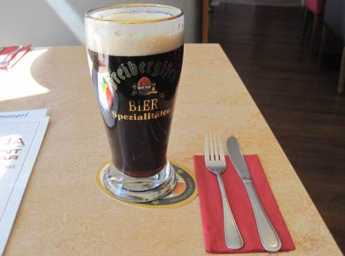 Da ist der Hals trocken geworden. Zum Abschied noch ein Freibergisch Schwarzbier und ein gutes Essen.