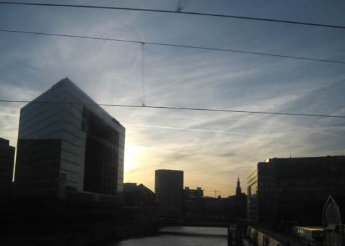 Angekommen - sehr schön, die neuen Schnellfahrstrecken. Wäre da nicht das rote Signal an der einspurigen Baustelle gewesen ... und hätten wir nicht noch ein Wildschwein überfahren (ja, stimmt wirklich), wären wir sogar pünktlich in Hamburg gewesen.