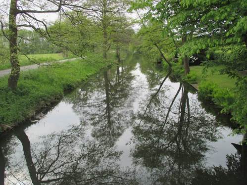 Wenn die Voraussetzungen stimmen, muss das Gewässer nicht groß sein. Ein schwach fliessendes, kanalartiges fast Stillgewässer sollte auch von Hechten gut bewohnt sein.