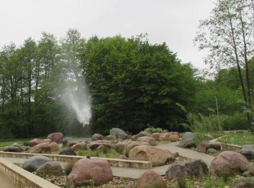 Der Geysir ist weiter aktiv, zusammenstürzendes Wasser gerade noch erwischt.