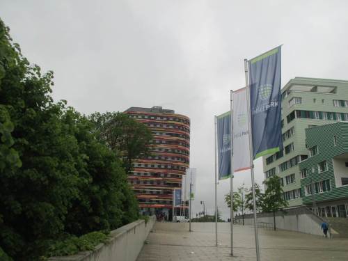 "Abwärts" der Umweltbehörde - die jetzt überbreiten, versiegelten Zugänge zum Inselpark könnten gern um Einiges zurück genommen werden.