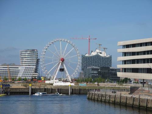 Elbphilharmonie zwischen Überseecenter und Hafencity Universität.