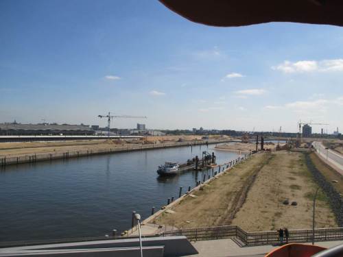 Der Baakenhafen - reif für die Insel? Das wird wohl eine Halbinsel - ich stelle mir die 3,6 m Tidenhub vor, da wird wohl wieder alles voll Affischlacke geschmissen. Ein Wassererlebnis ergibt sich eher nicht - oder doch?