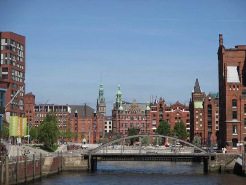 Und immer wieder Blicke über die alte Speicherstadt auf Hamburg-Türme am Horizont - wo steht das Rathaus?