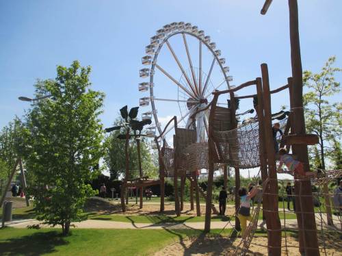 Spielplatz für diverse Altersstadien - gut besucht.