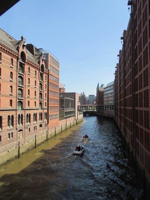 Motorboote in der alten Speicherstadt - wir gehen zur U-Bahn, Messberg.