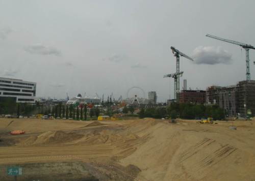 Vorbei an der Großbaustelle Hafencity, der dortigen Universitätskeimzelle, einem "Pocket-Park" - oha, ihr Hamburger Planer! - und einem kleinen, sogenannten Traumschiff fahre ich mit dem Zug nach Hamburg.