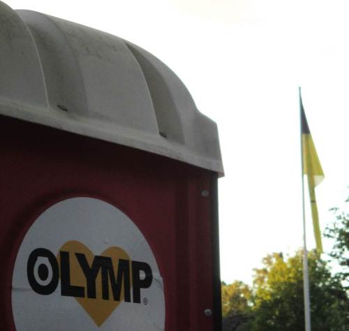 Es dunkelt schon, als Zeus vom Olymp herabsteigt.