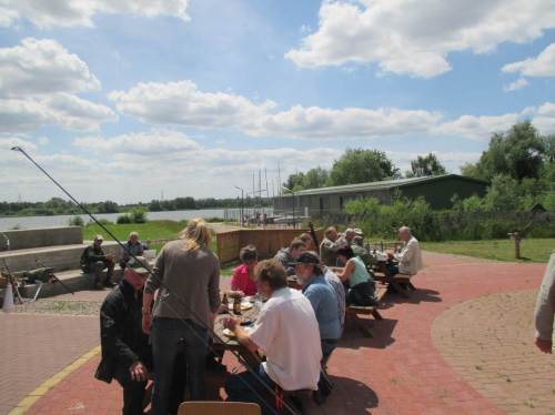 Ganz unentwegte Sonnenanbeter genossen das Mittagessen in praller Sonne. Ein Großteil der Teilnehmer zog es vor, im Haus am See zu essen.