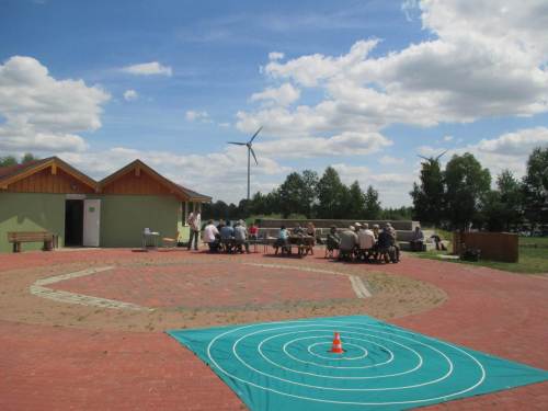 Zielwerfen ist auch eine Disziplin. Anschließend Fachsimpelei im Sonnenschein.