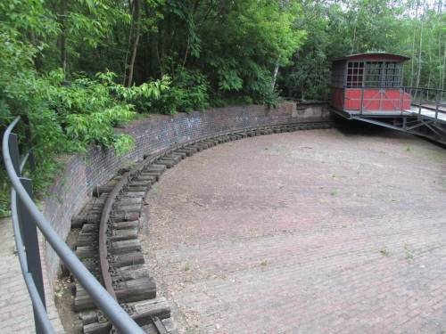 Mitten im Dschungel - eine ehemalige Lok-Drehscheibe.