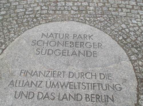 Irgendwer muss so etwas natürlich bezahlen - Dank an uns Steuerzahler, die wir über die Allianz Umweltstiftung und das Land Berlin dies schöne Erlebnisgelände ermöglicht haben.