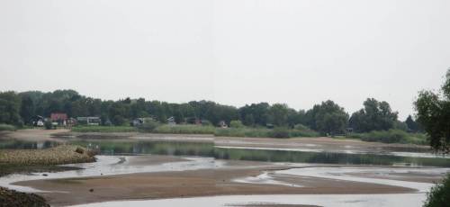 Jenseits des Deichs, zur Elbe, liegt ein Riesensandpolster. Das Seevewasser fließt flachst (falls sich flach steigern ließe) über Hunderte Meter zum Strom.