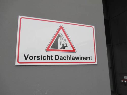 Verwegene Architektur - es gibt Warnungen. - Ich nehme sie nicht Ernst, es ist Juni.