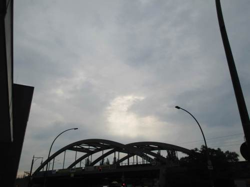 Ansatzweise ist die Sonne zu erahnen.