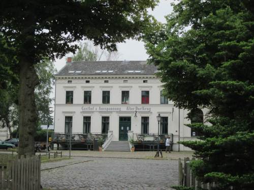 Der alte Dorfkrug, ob es hier ländlich-sittlich zugeht (ob es sowas überhaupt je gab?)?