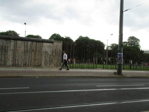 Von der Mauer zum Symbol-Stahl - wir finden diese Art der Erinnerung gut gelungen.