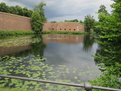 Von der anderen Zitadellenseite schallt aus Bastion Königin Rockmusik herüber. Die Barden stimmen sich ein.