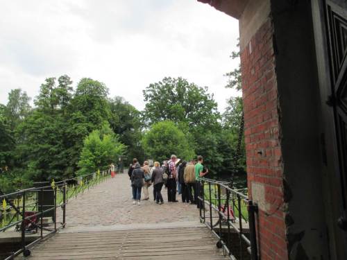 Was klumpen sich die Besucher denn so einseitig da draussen?!