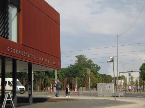 Stahlstäbe - wieder vorbei an der Gedenkstätte Berliner Mauer.