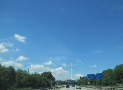 Dahinter HHs Energieberg, der Müllberg Georgswerder.