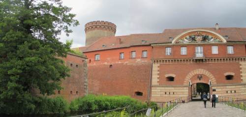 Angekommen, Zitadelle Spandau - Eingang mit Graben, Juliusturm dahinter.