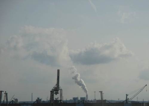 Abends an einem der rekordverdächtig heissen Tage rief mich eine Ess- und Trink-Einladung in die FHH - in gekühltem Zug vorbei am dampfenden, umstrittenen Kohlekraftwerk Moorburg.