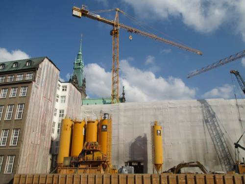 Ziel fast erreicht - die Abendsonne erleuchtet ein ausgehöhltes Haus querab vom Hamburger Rathaus.
