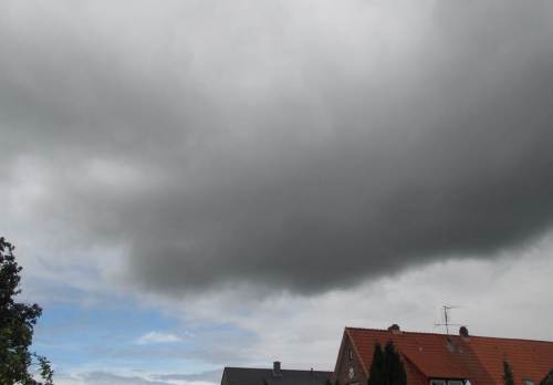 Der Himmel zeigte sich im Juli 2015 äusserst abwechslungsreich. Regenhut und/oder -jacke waren oft genug realitätsnahe Kleidung.