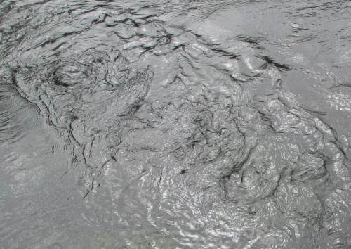 Solche an der Wasseroberfläche sichtbare Strömungsturbulenz bietet darunter manchem Gewässerorganismus ein "Schutzdach", hydraulisch entstandenes Versteck.