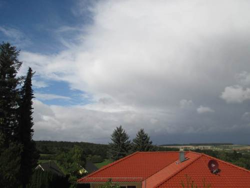 Blick zum Himmel, nachdem wir in Wernigerode, bei unserer prima Unterkunft angekommen sind: Wolkenfront von Osten.