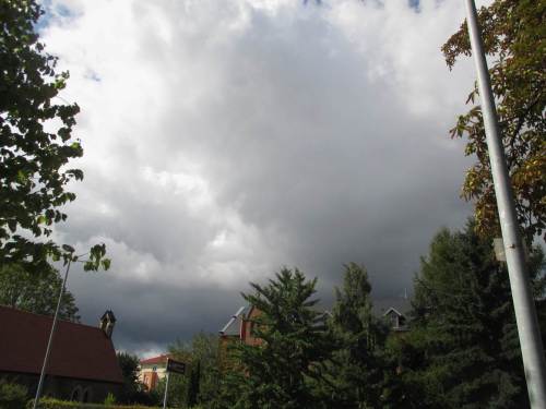 Wieder eine rasch sausende Wolkenfront, mittags - wir lernen damit umzugehen.