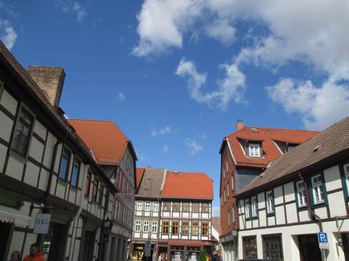 Und zwischen all dem Wolkengeschehen Sonne vom blauen Himmel über der bunten Stadt am Harz.