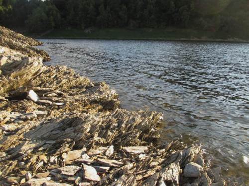 Gesteinsformation an der Rappbodetalsperre in der Abendsonne.