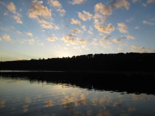Wolkenspiegelung nach Sonnenuntergang an der Rappbodetalsperre.