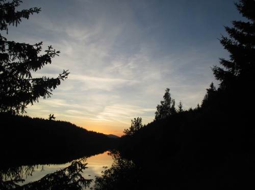 Andern Abends an der Überleitungstalsperre, Feierabend nach Sonnenuntergang.