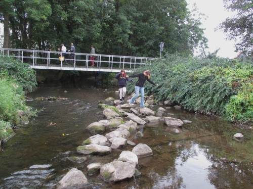 Der Treffpunkt der Exkursion liegt an einer der vielen Fußgängerbrücken über die Holtemme.