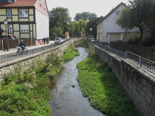 Schöne Ecke, bachaufwärts - auch hier gute Rauigkeit der Bachsohle, sich im städtischen Korsett windendes Bächlein. Allerdings fehlen die Bäume.